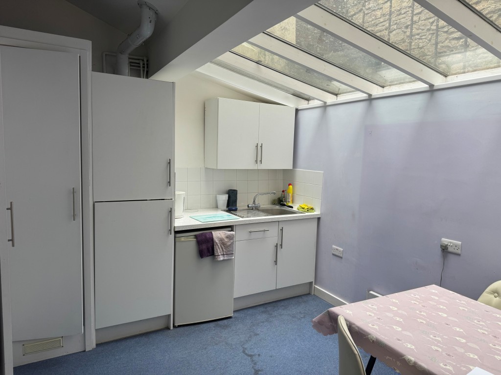 Lot: 77 - GROUND FLOOR COMMERCIAL UNIT AND LOWER FLOOR WORKSHOP PREVIOUSLY IN USE AS A RESIDENTIAL FLAT - The Kitchen in the Lower Level
